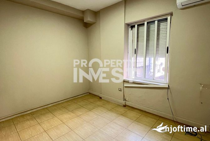 Ambiente Commerciale in Affitto 3+1 a Tirana - 1,500 Euro