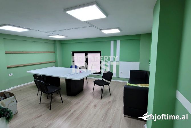 AMBIENT PER ZYRA ME QERA, SHESHI SKENDERBEJ.