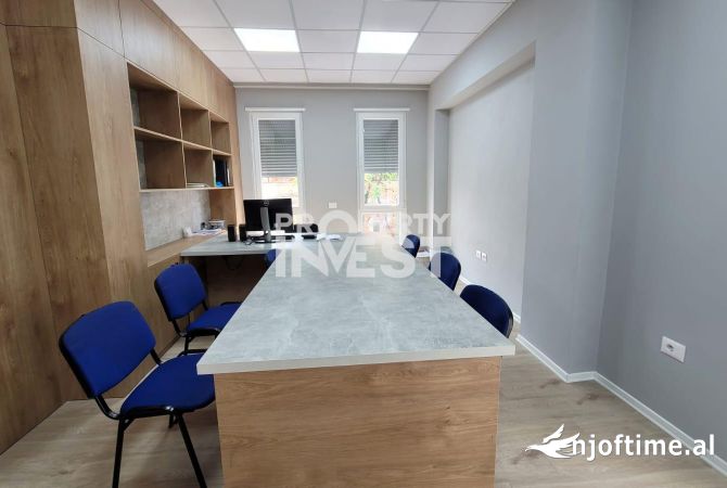 AMBIENT PER ZYRA ME QERA, SHESHI SKENDERBEJ.