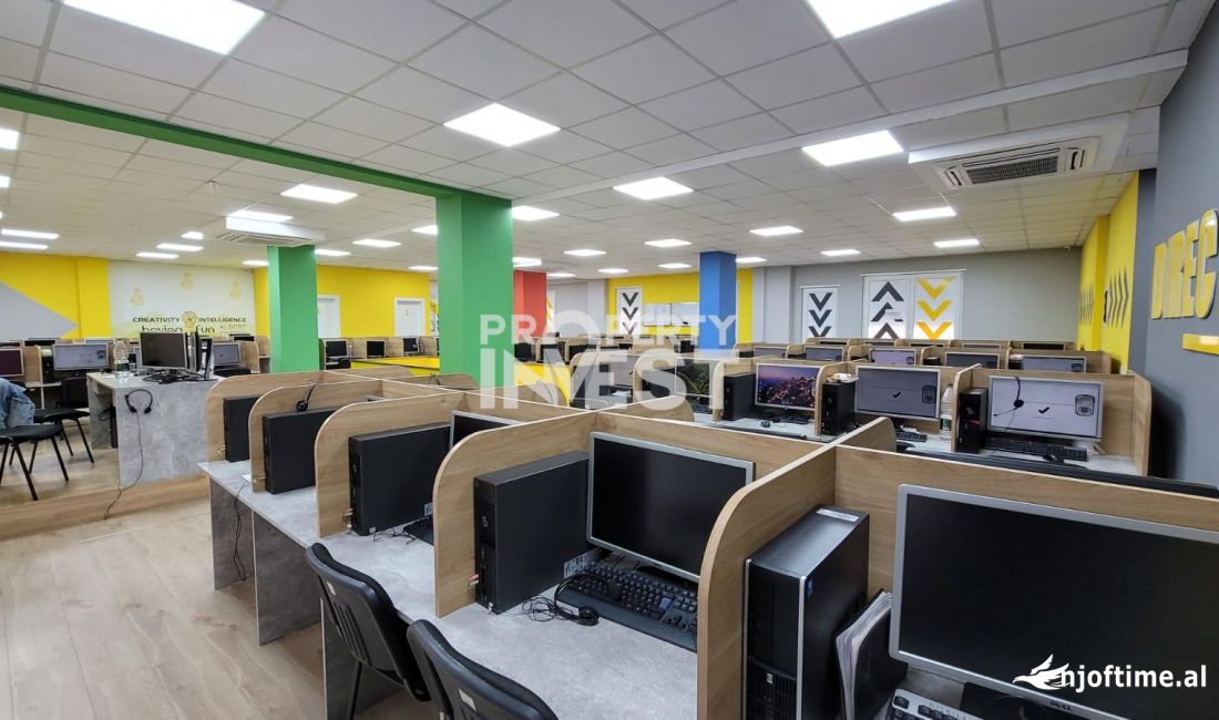 AMBIENT PER ZYRA ME QERA, SHESHI SKENDERBEJ.