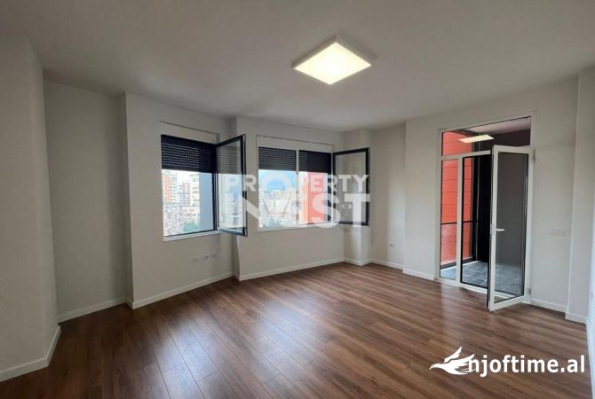 AMBIENT PER ZYRA ME QERA, TOPTANI.