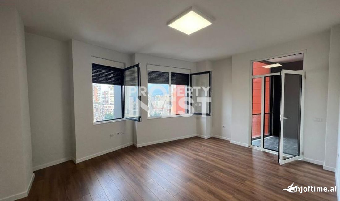 AMBIENT PER ZYRA ME QERA, TOPTANI.