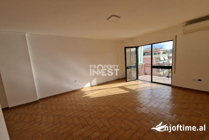 AMBIENT PER ZYRA ME QERA, BLLOKU.