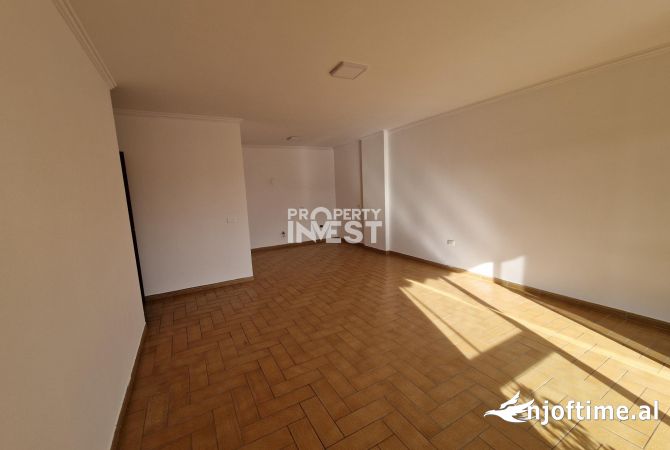 AMBIENT PER ZYRA ME QERA, BLLOKU.