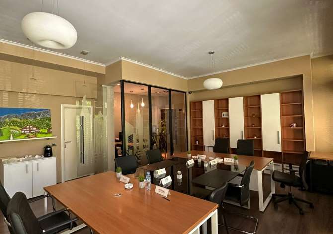 Ambiente Commerciale in Affitto 3+1 a Tirana - 1,250 Euro