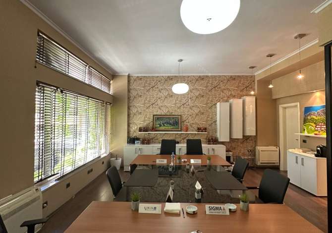 Ambiente Commerciale in Affitto 3+1 a Tirana - 1,250 Euro