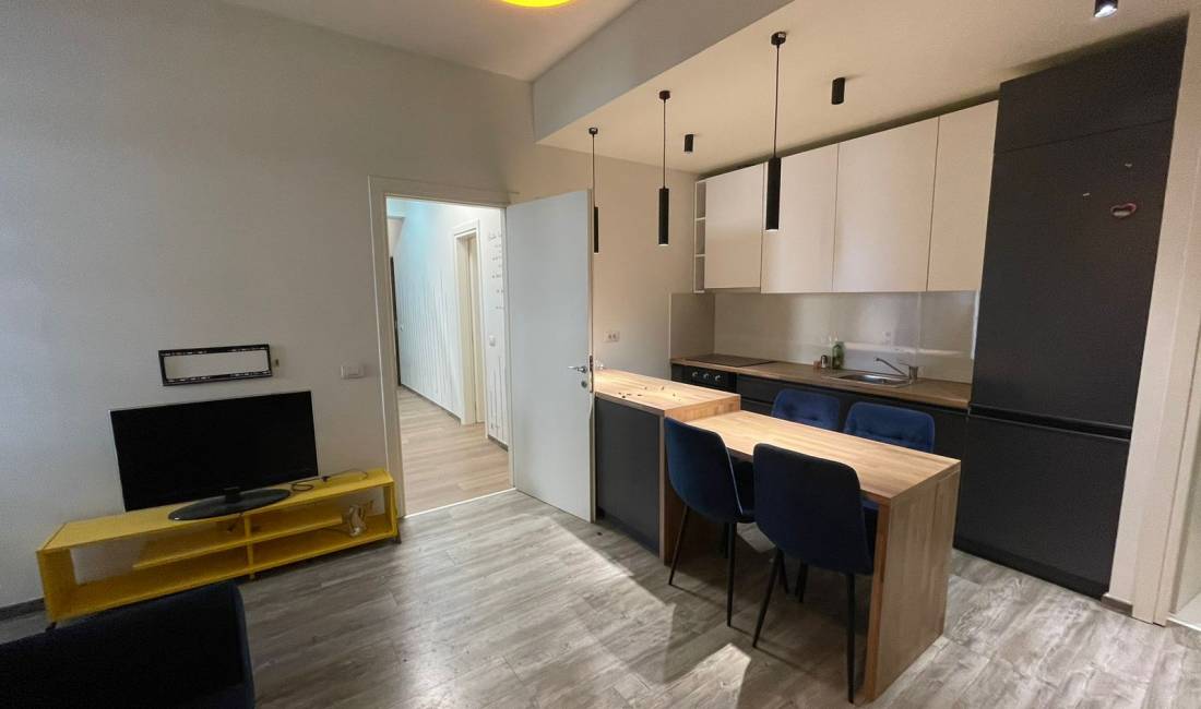 JEPET AMBJENT PER ZYRA ME QIRA