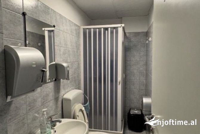 Ambiente Commerciale in Affitto 3+1 a Tirana - 1,200 Euro