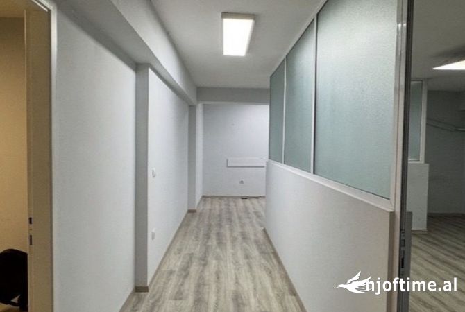 Ambiente Commerciale in Affitto 3+1 a Tirana - 1,200 Euro