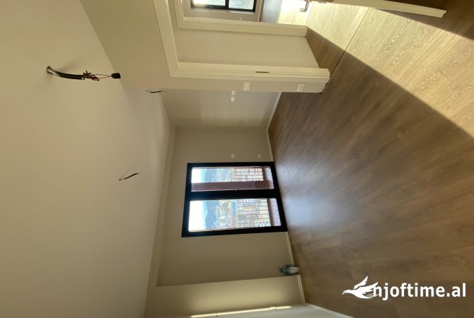 Ambiente Commerciale in Affitto 3+1 a Tirana - 1,600 Euro