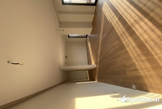 Ambiente Commerciale in Affitto 3+1 a Tirana - 1,600 Euro