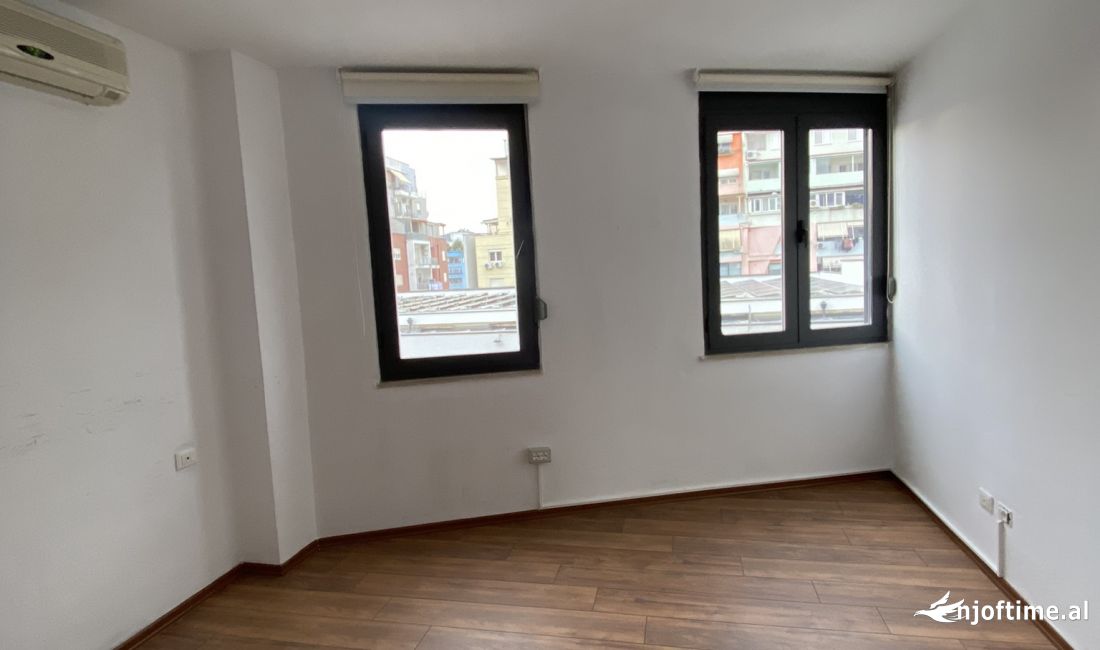 AMBJENT ZYRE ME QIRA NE BLLOK