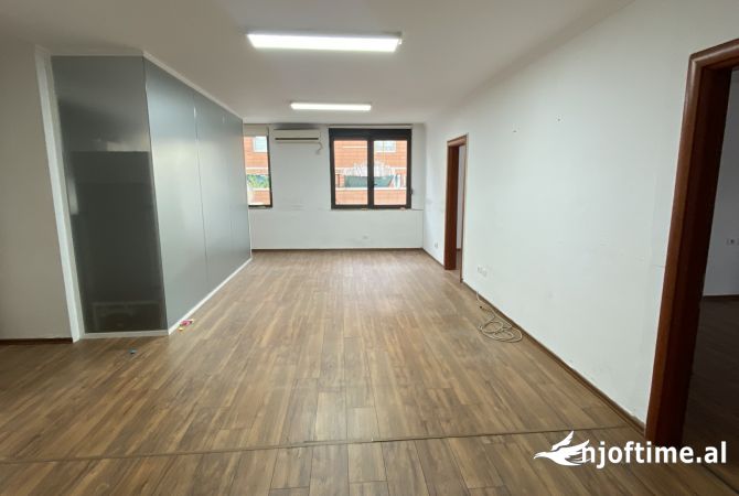 AMBJENT ZYRE ME QIRA NE BLLOK