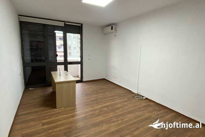 Ambiente Commerciale in Affitto 3+1 a Tirana - 1,200 Euro