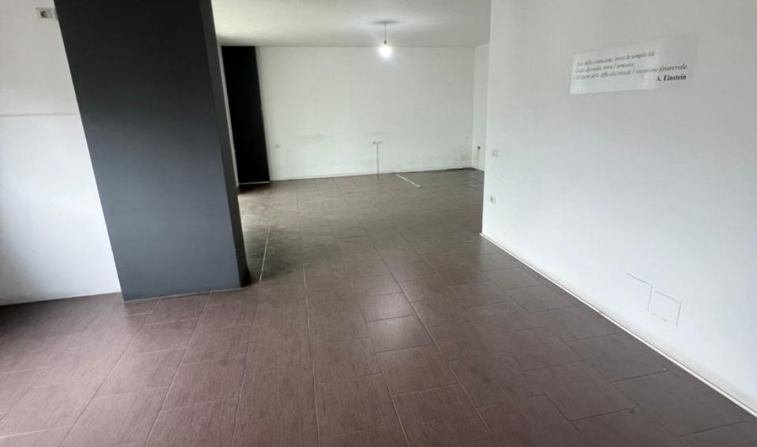 AMBJENT PER ZYRA ME QIRA TEK RING CENTER