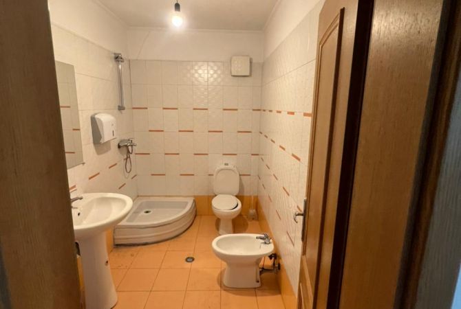 AMBJENT PER ZYRA ME QIRA TEK RING CENTER