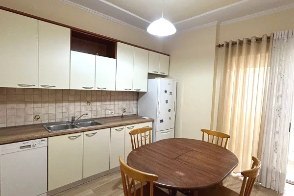 Shtepi me qera Apartament ne Tirane, 2+1, Mobilimi E mobiluar, Pagesa 650  Euro.