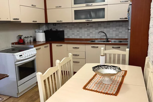 Shtepi me qera Apartament ne Tirane, 1+1, Mobilimi E mobiluar, Pagesa 40,000  Leke.