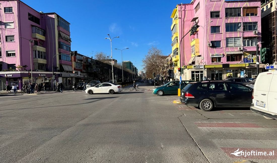 Shitet, Ambjent Biznesi, Rruga e Kavajes, Tirane.