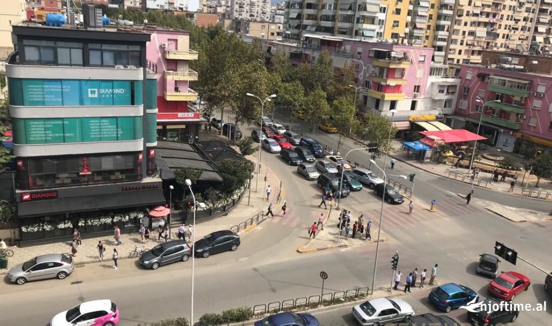 Shitet, Ambient Biznesi, Rruga e Kavajes, Tirane. 