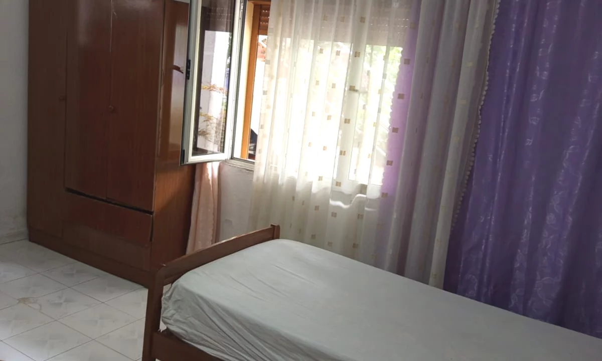 Shtepi me qera Apartament ne Tirane, Garsoniere, Mobilimi E mobiluar, Pagesa 25,000  Leke.