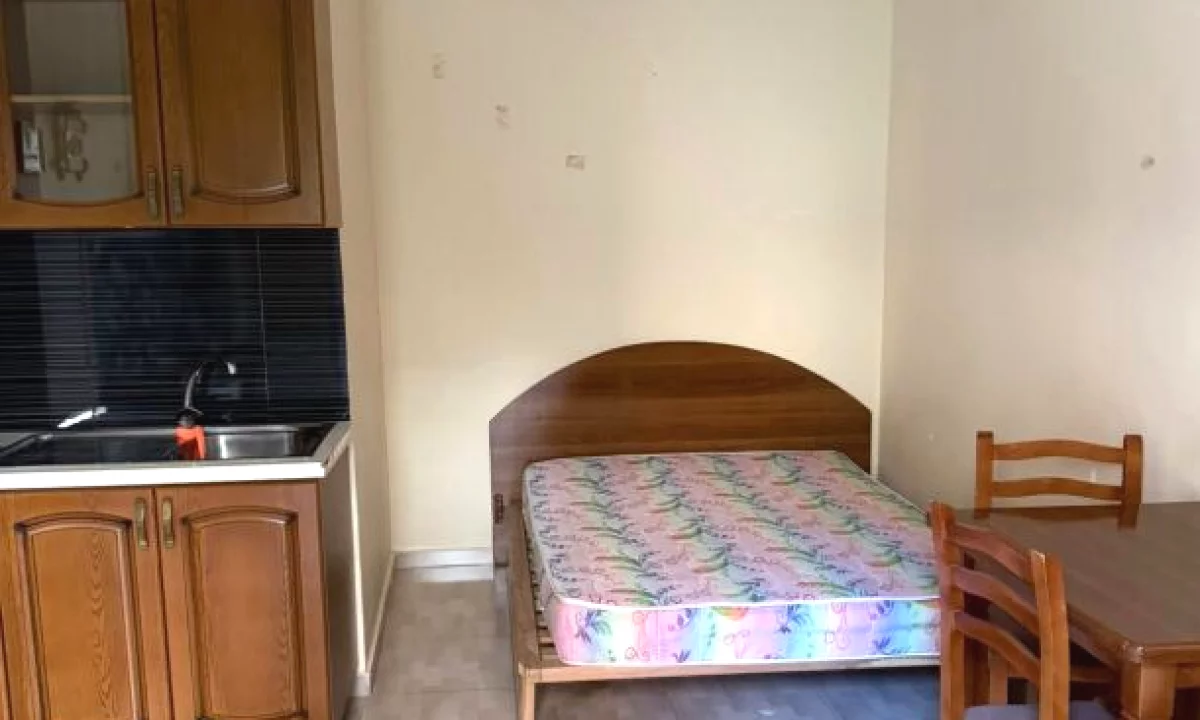 Shtepi me qera Apartament ne Tirane, Garsoniere, Mobilimi E mobiluar, Pagesa 22,000  Leke.