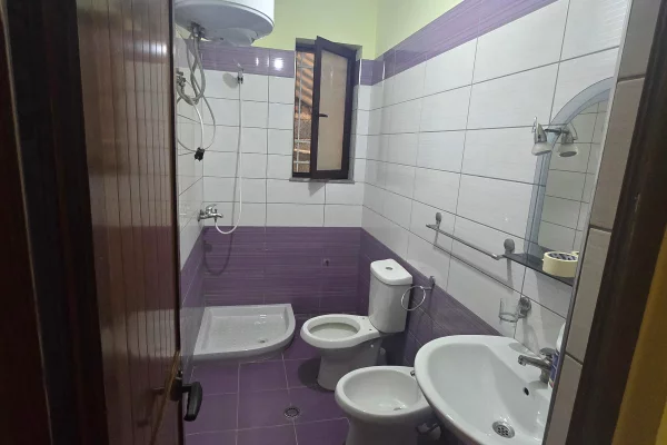 Shtepi me qera Apartament ne Tirane, 1+1, Mobilimi E mobiluar, Pagesa 40,000  Leke.