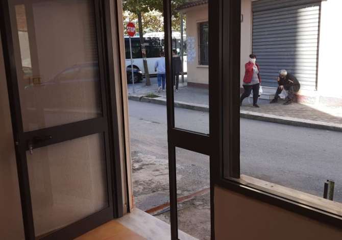 Dyqan ne Rr. Ali Demi. Shitet/Jepet me qera.