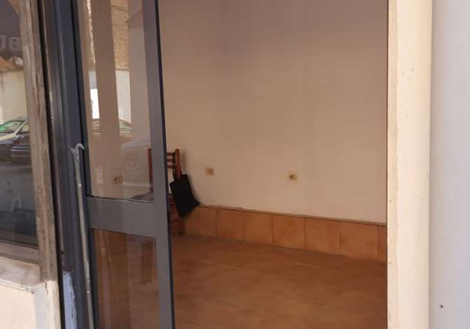 Dyqan ne Rr. Ali Demi. Shitet/Jepet me qera.