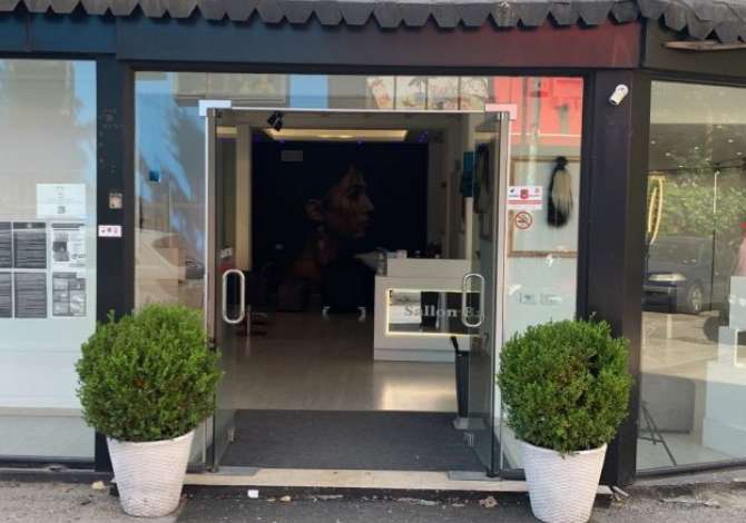 Jepet me qera vetem per parukeri ne Bllok