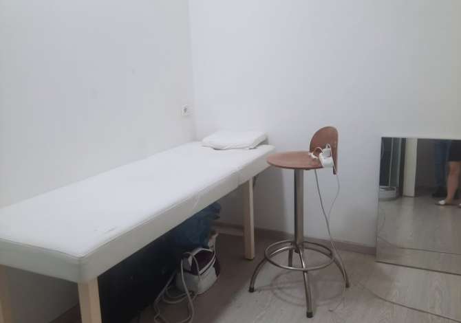 Jepet me qera vetem per parukeri ne Bllok