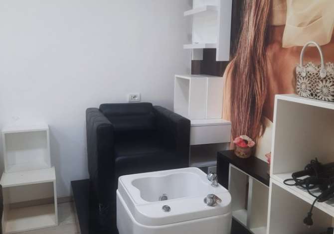 Jepet me qera vetem per parukeri ne Bllok