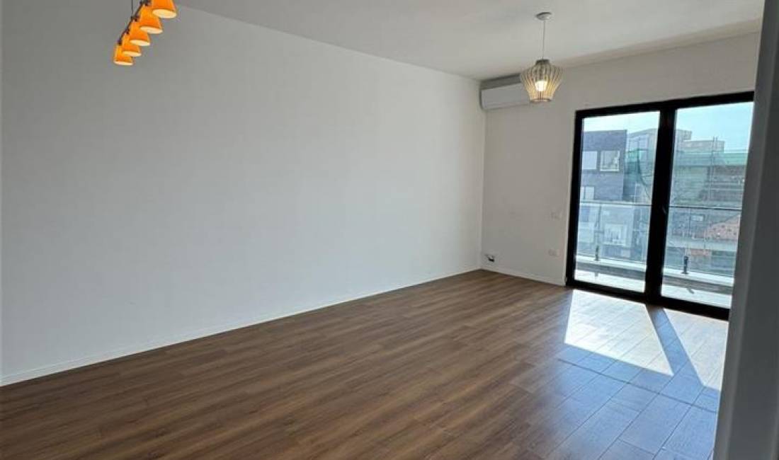 Jepet apartament 1+1 i pershtatshem per zyra tek Farmacia 10 