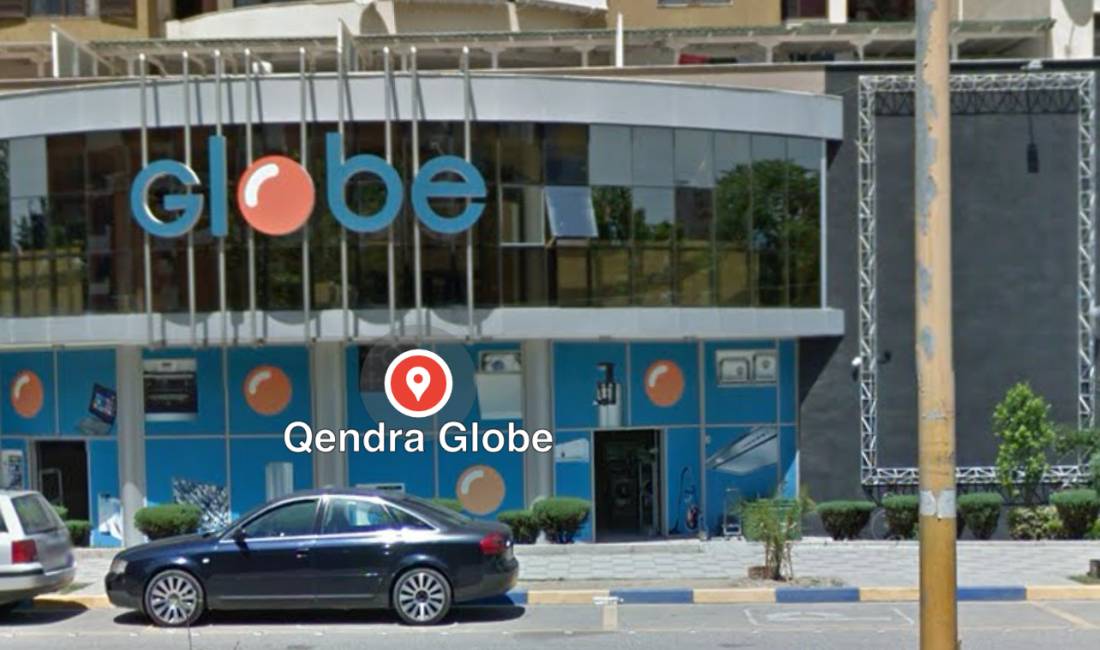 Shitet super dyqan 100 m2 ngjit me Qendren Globe , buze rruge , perballe Delijorgjit