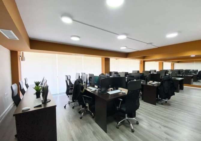 Jeprt me qera ambient per zyra prane Shkolles Petronini