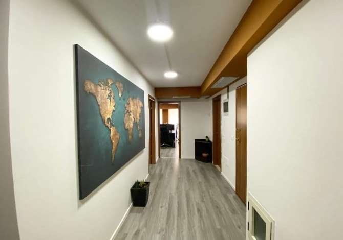 Jeprt me qera ambient per zyra prane Shkolles Petronini