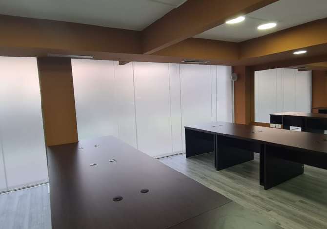 Jeprt me qera ambient per zyra prane Shkolles Petronini