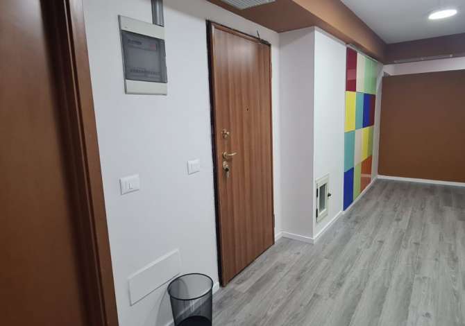 Jeprt me qera ambient per zyra prane Shkolles Petronini