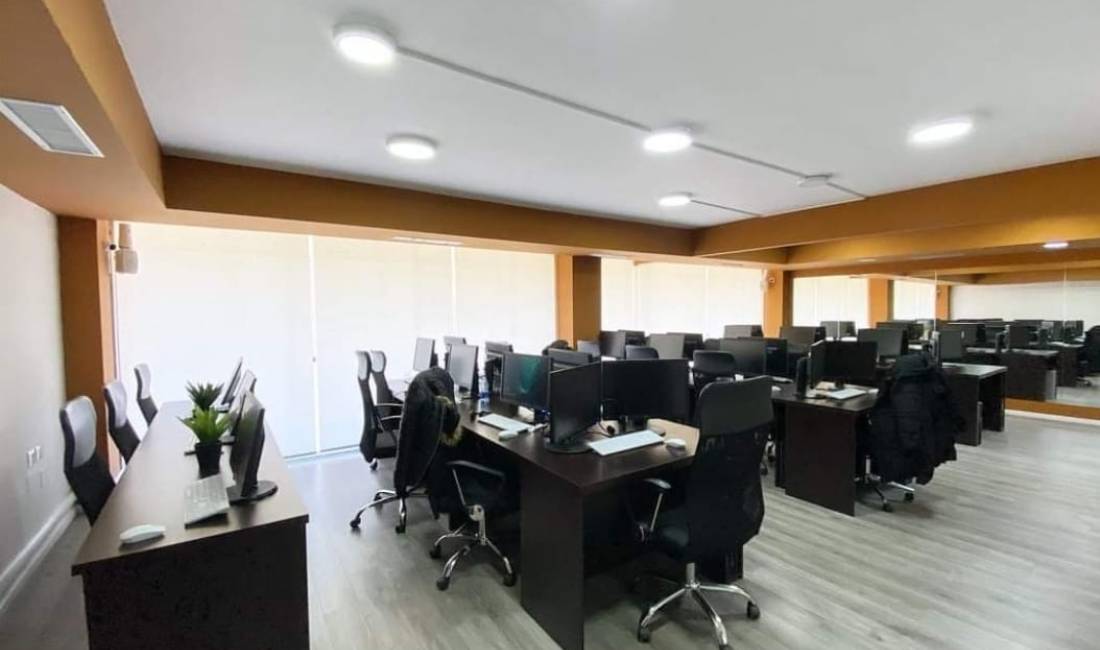 Ambjent me qera te shkolla Petronini Luarasi