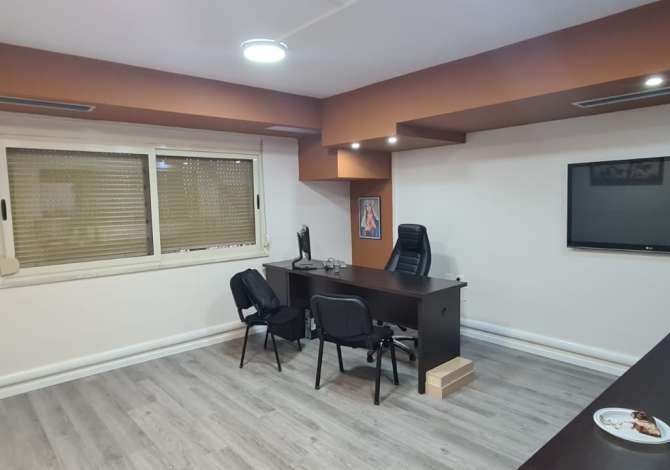 Ambjent me qera te shkolla Petronini Luarasi