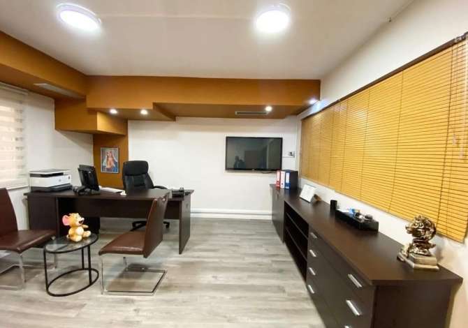 Ambjent me qera te shkolla Petronini Luarasi