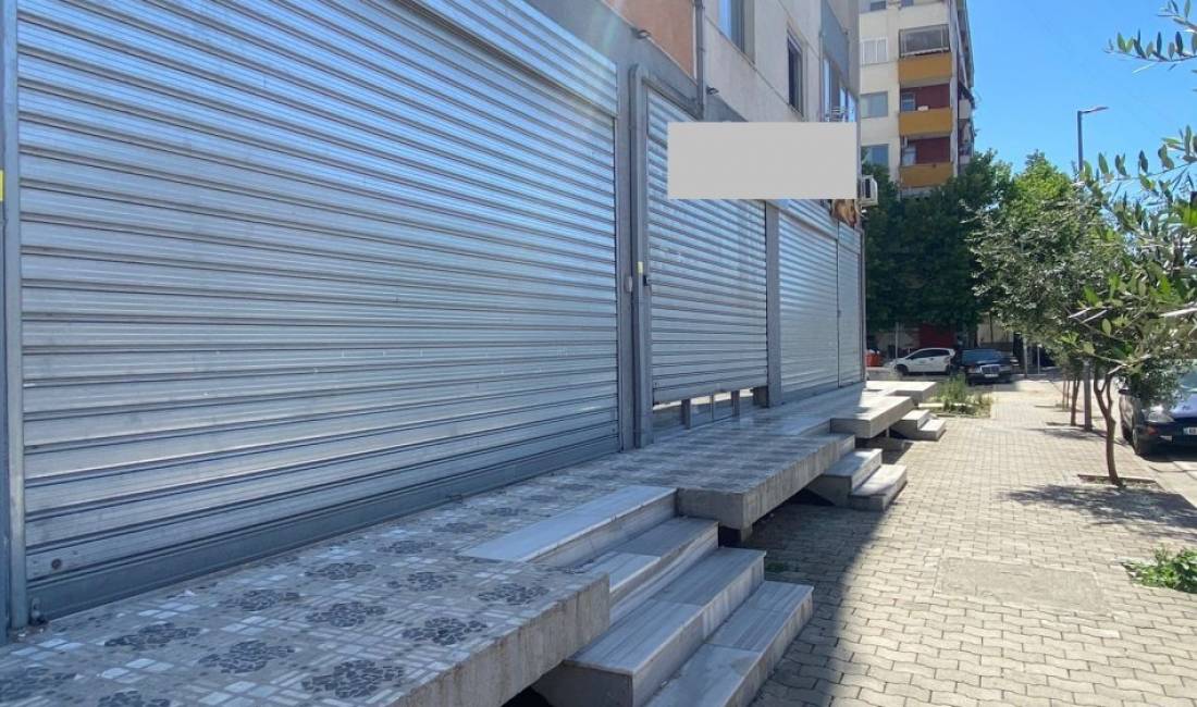 Shiten 3 dyqane + 1 magazine , te ndare ose bashke , ne misto mame , rr Besim Alla