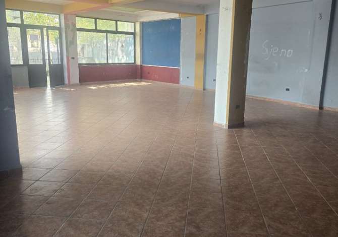 Jepet ambjent me qera ne Kamez shume prane rruges Kryesore