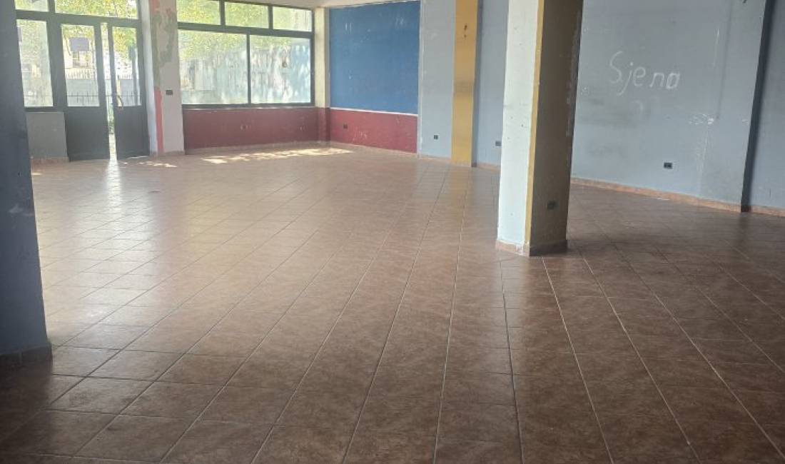 Jepet ambjent me qera ne Kamez shume prane rruges Kryesore