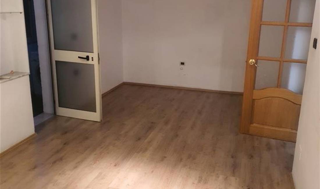 Jepet apartament 1+1 me qera ne Myslym Shyr , intersporti , rruge kryesore 