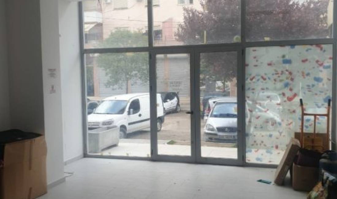 Shitet dyqan tek kompleksi Arlis , pas Hotel Marinaj, Astir