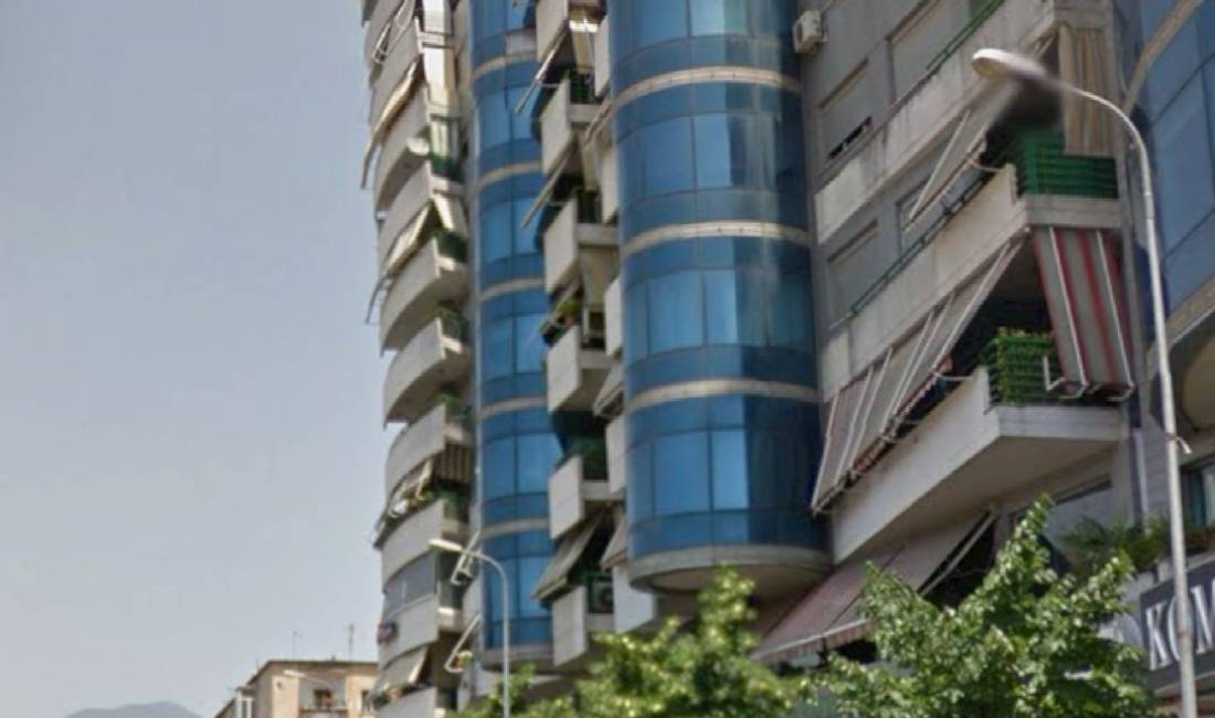 Shitet dyqan tek Selvia , (jo ne rruge kryesore) tek tuneli i raiffeisen Bank