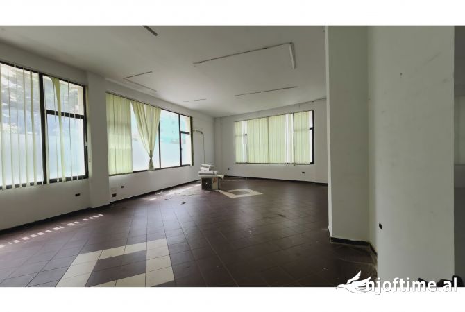 Ambiente Commerciale in Affitto 3+1 a Tirana - 2,400 Euro