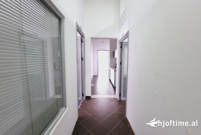 Ambiente Commerciale in Affitto 3+1 a Tirana - 2,400 Euro