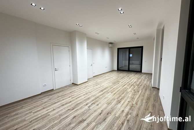 Ambiente Commerciale in Affitto 3+1 a Tirana - 1,300 Euro